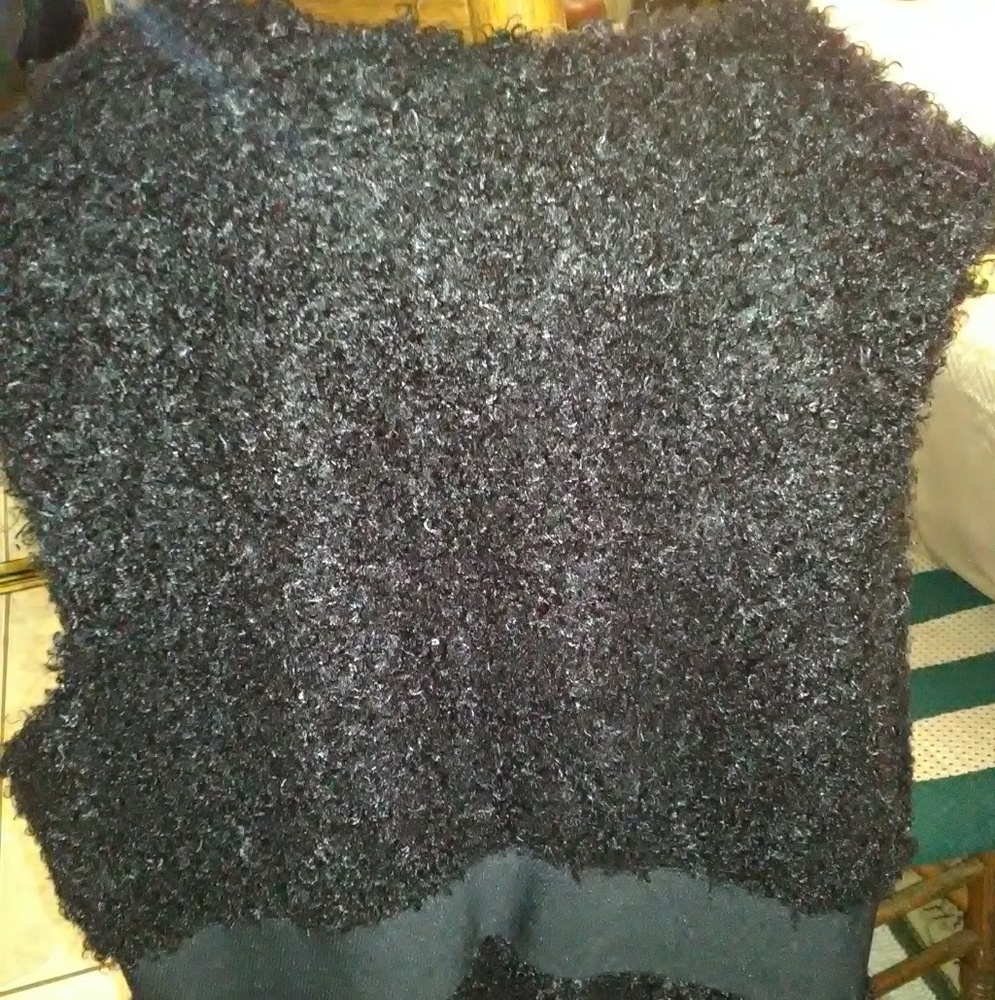 Furry blk vest top